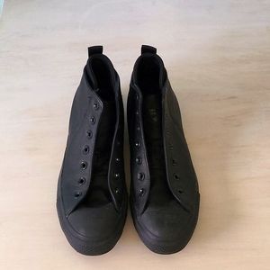 Black leather Converse hi tops wm sz 8.5